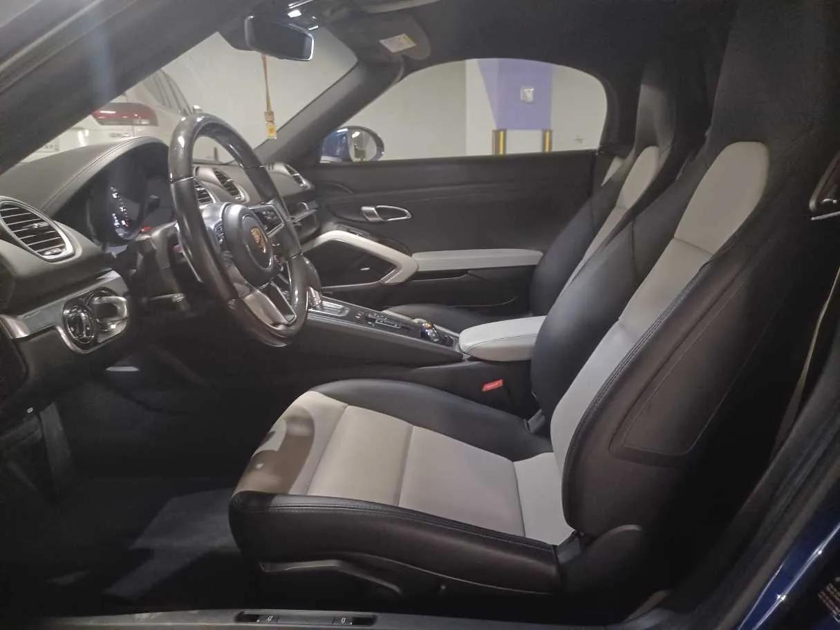 Car image 11