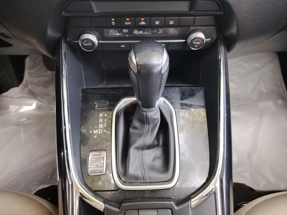 Car image 19