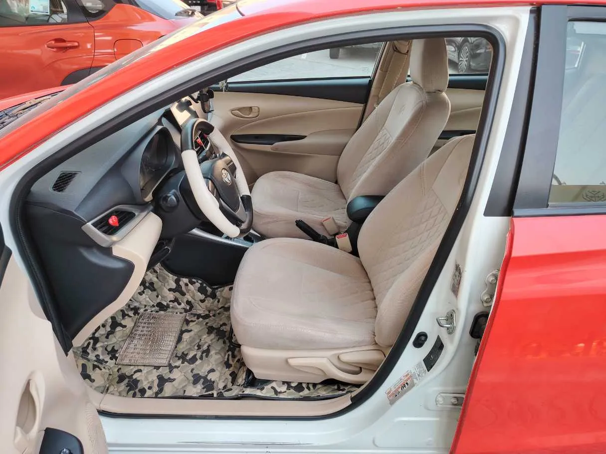 Car image 11