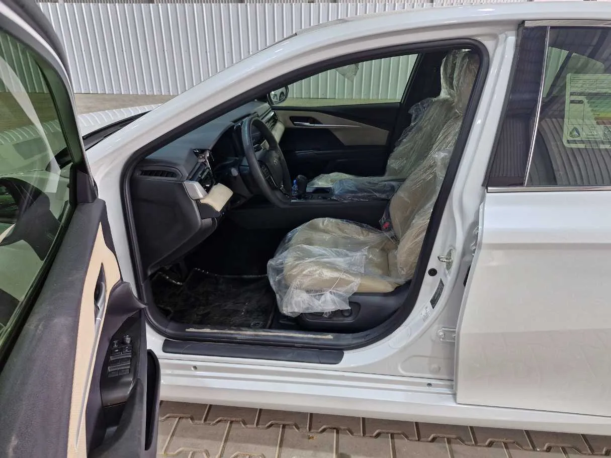 Car image 5