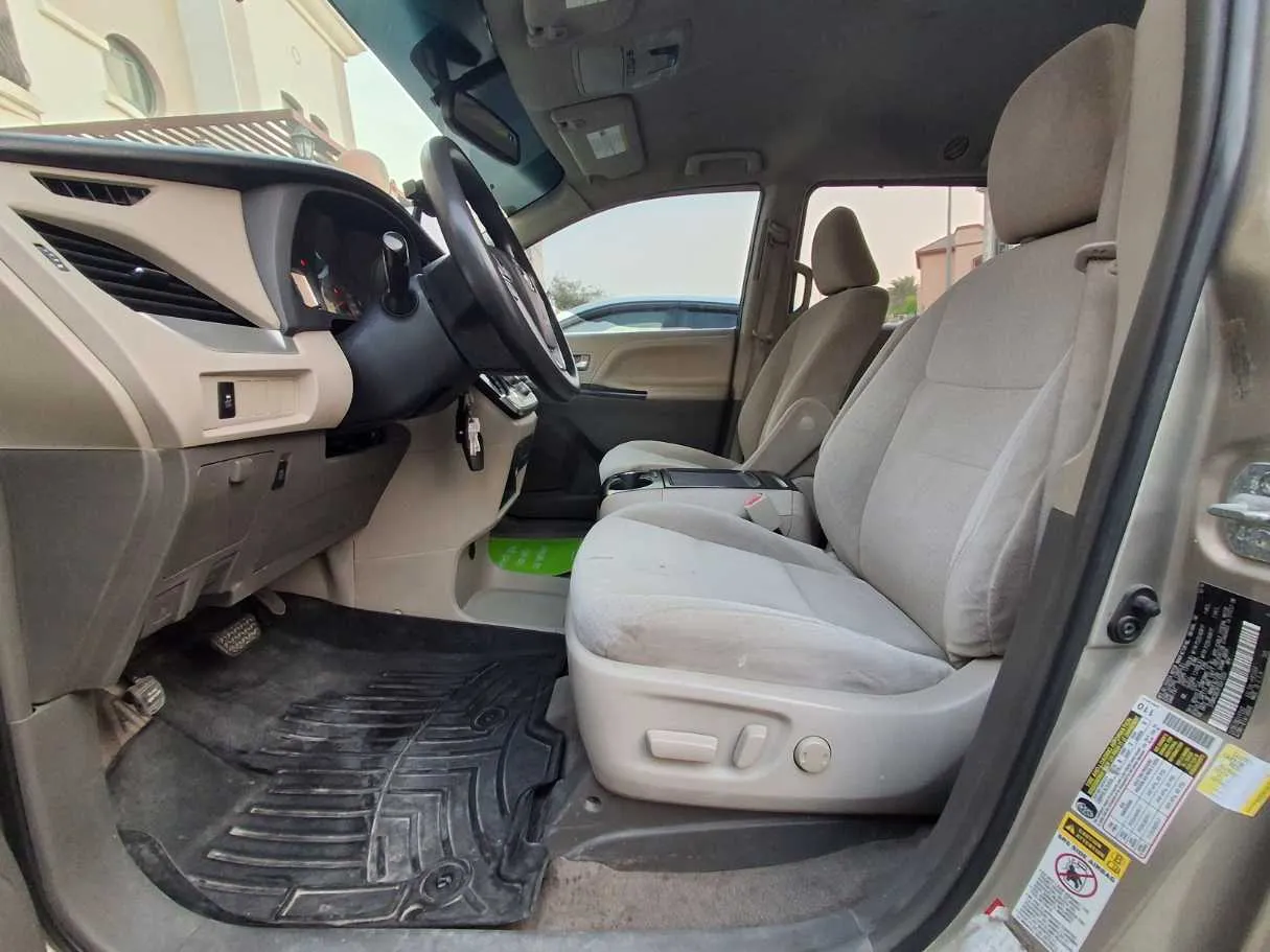 Car image 12
