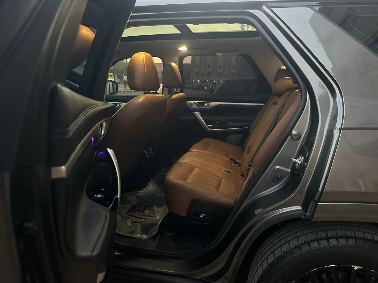Car image 13