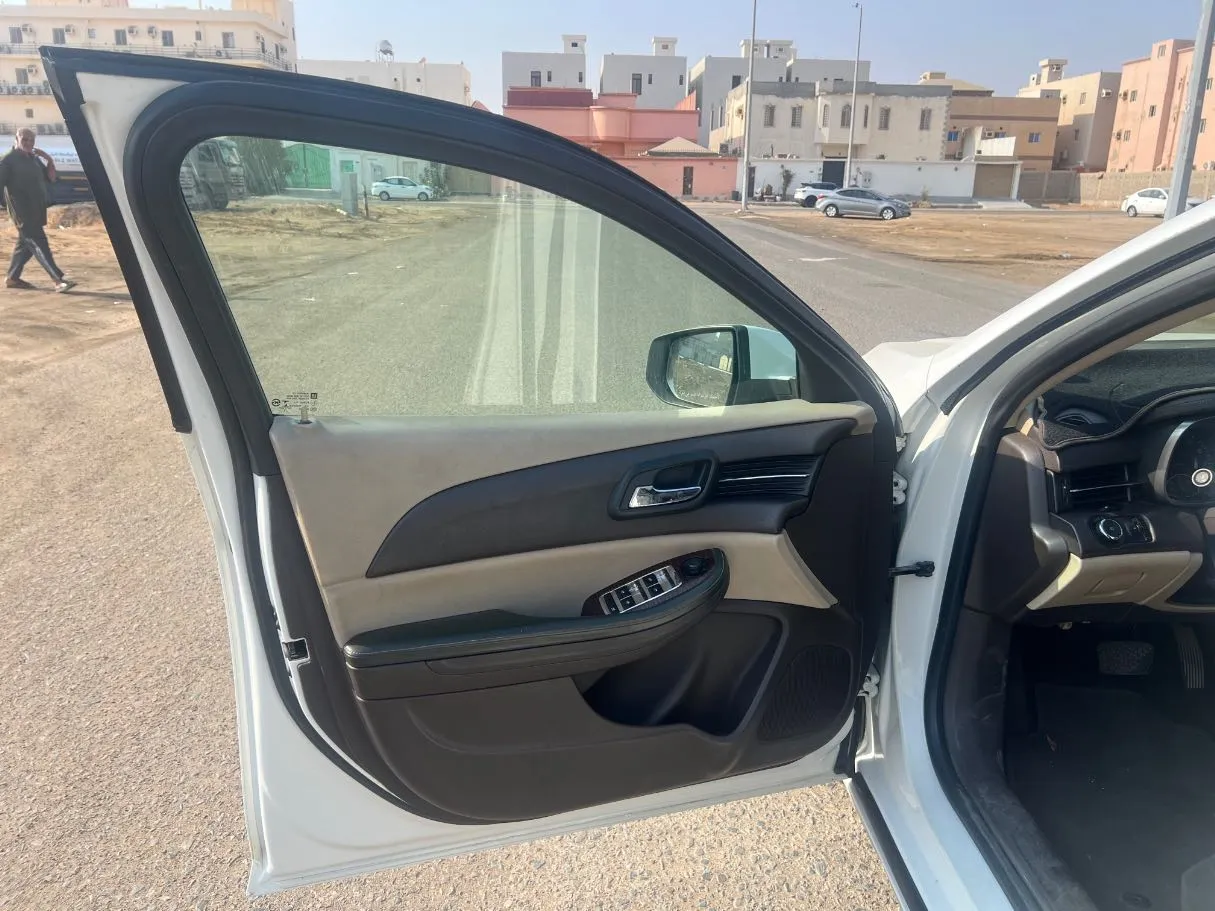 Car image 10