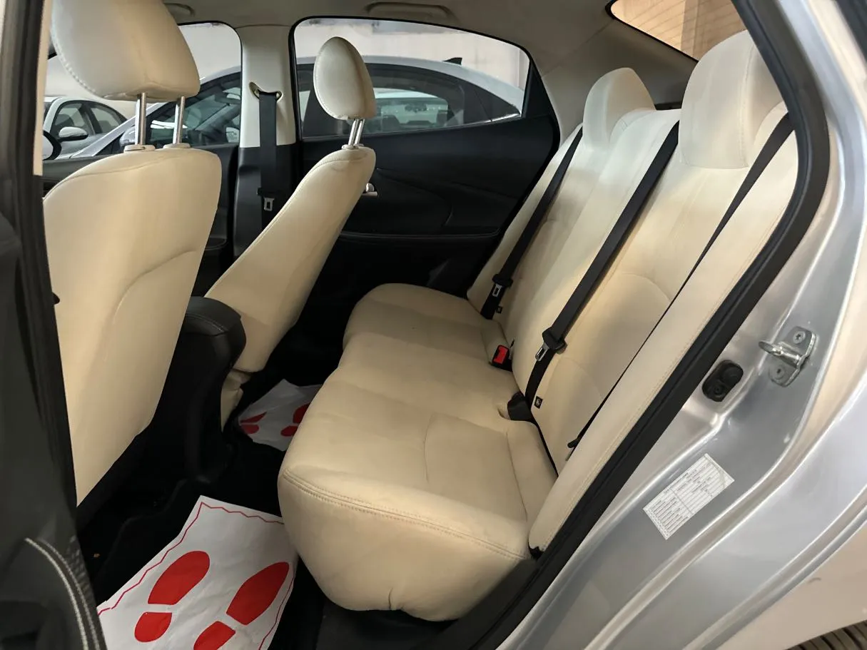 Car image 10