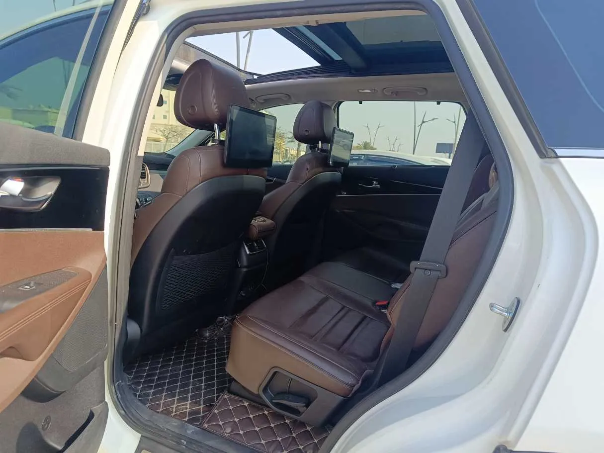 Car image 15