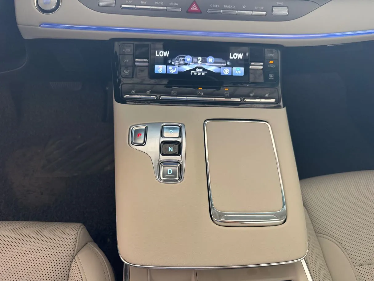 Car image 14