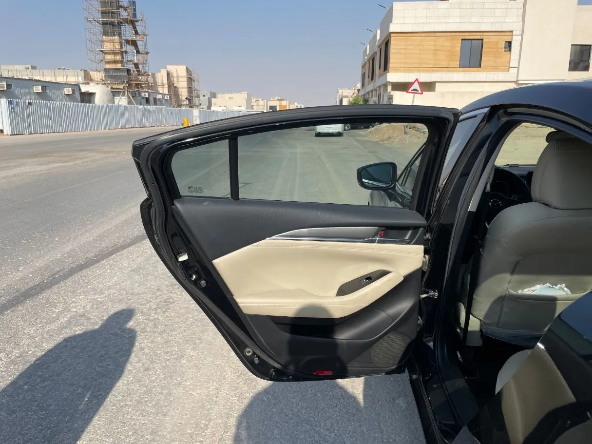 Car image 14