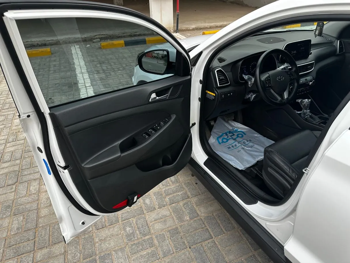 Car image 11