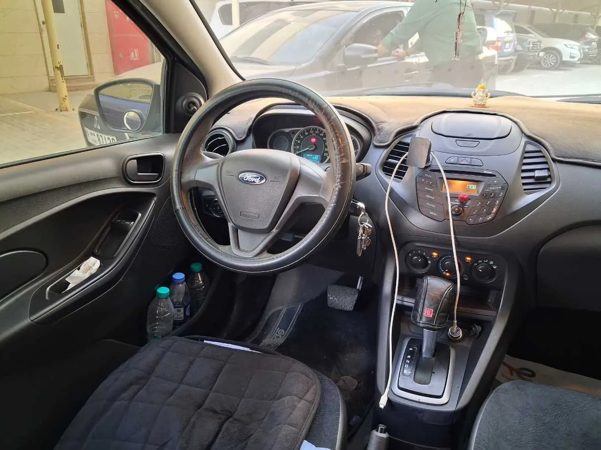 Car image 12