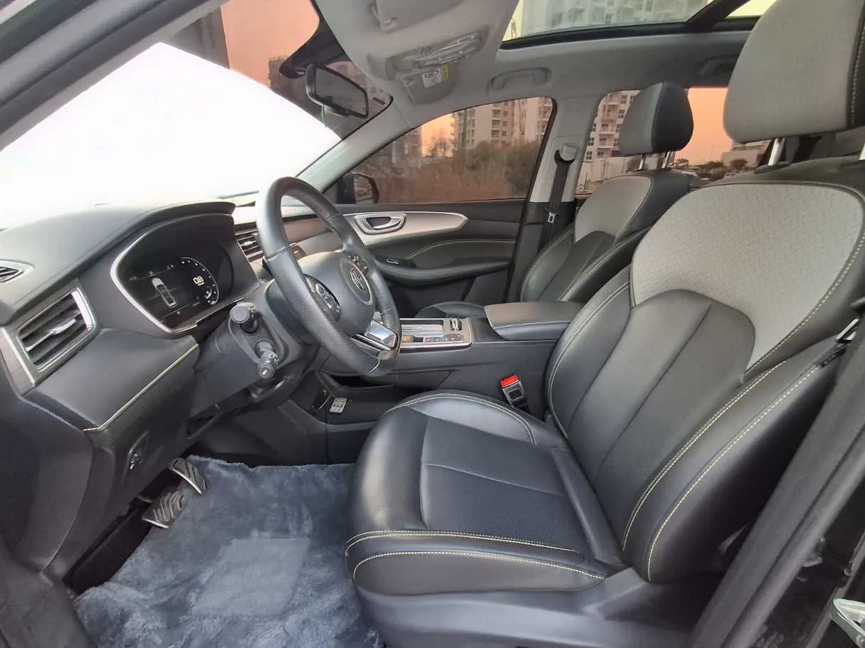 Car image 12