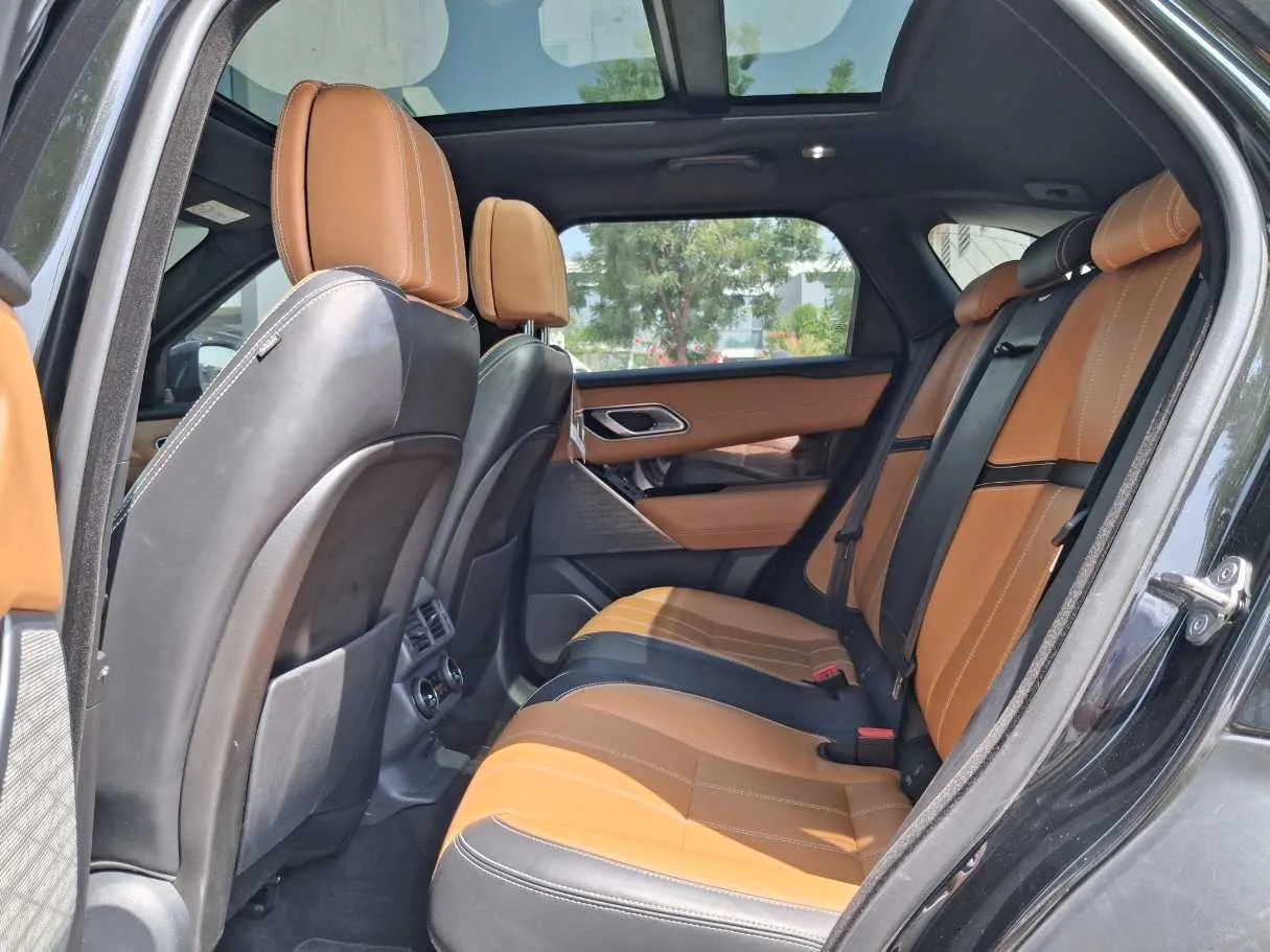 Car image 13