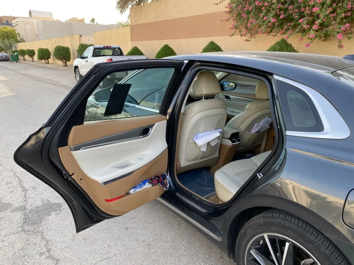 Car image 11