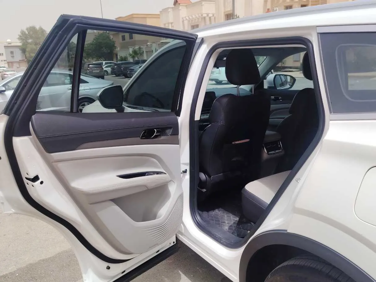 Car image 16