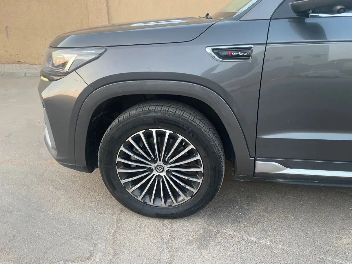 Car image 9