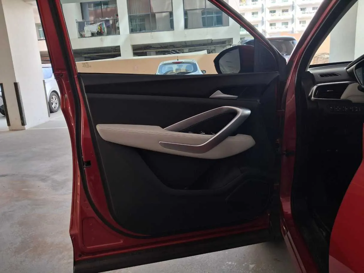 Car image 10