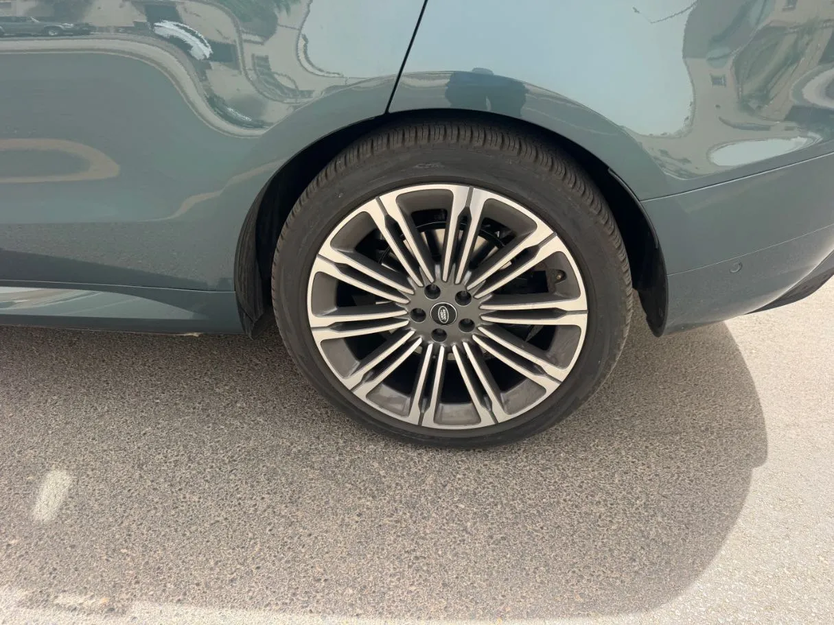 Car image 9