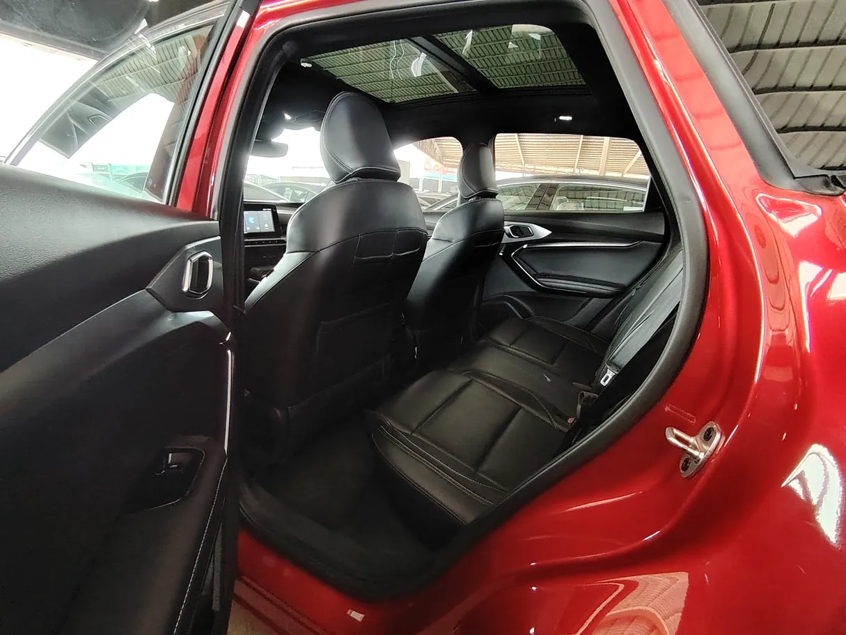 Car image 19