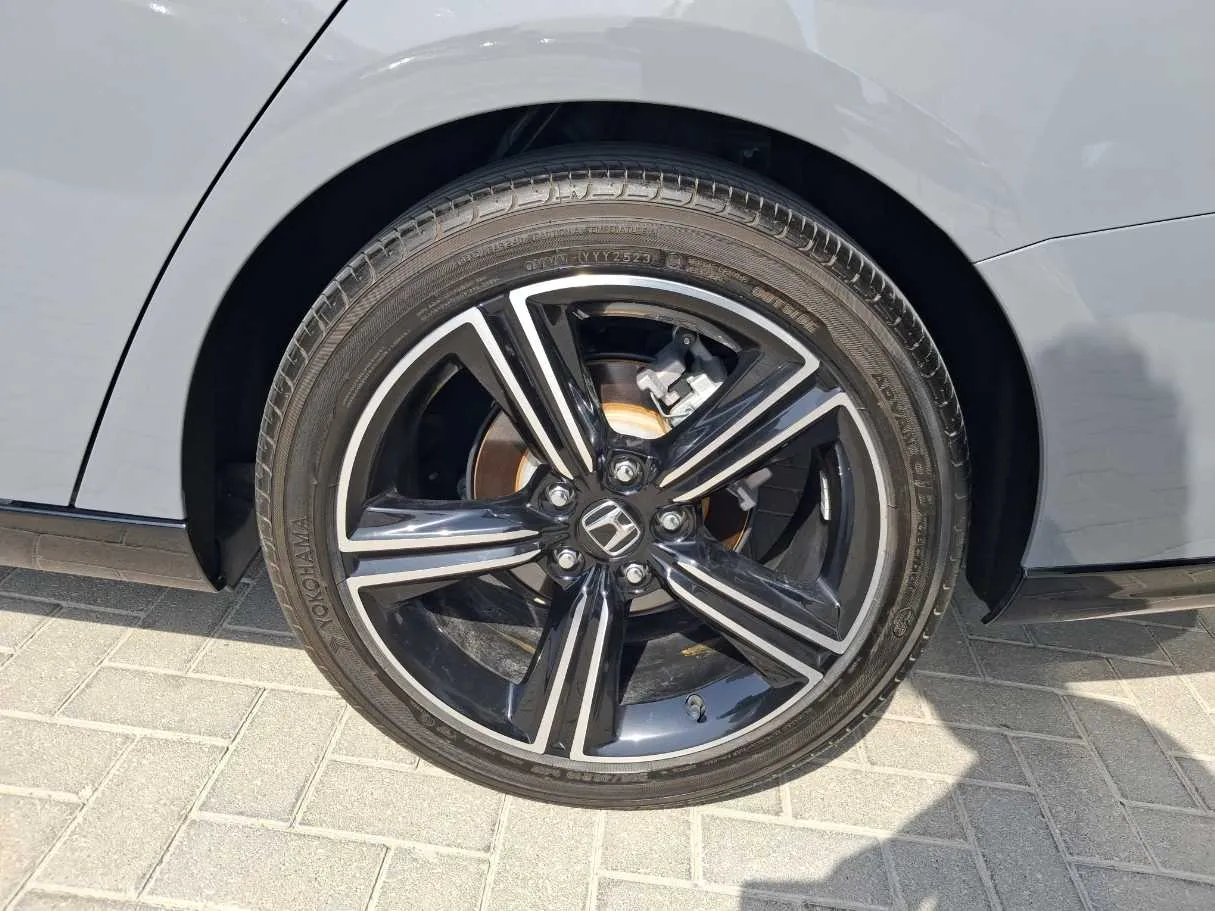 Car image 9