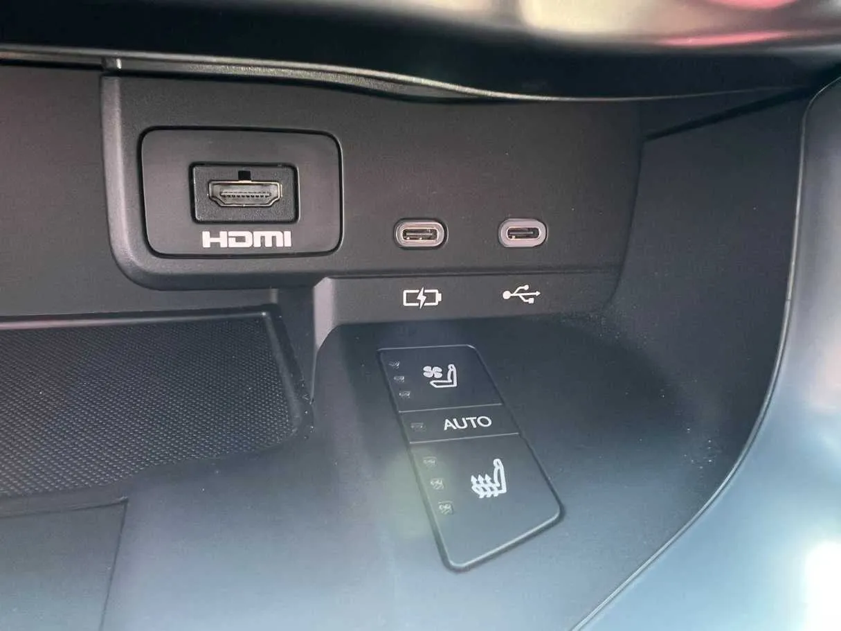 Car image 30