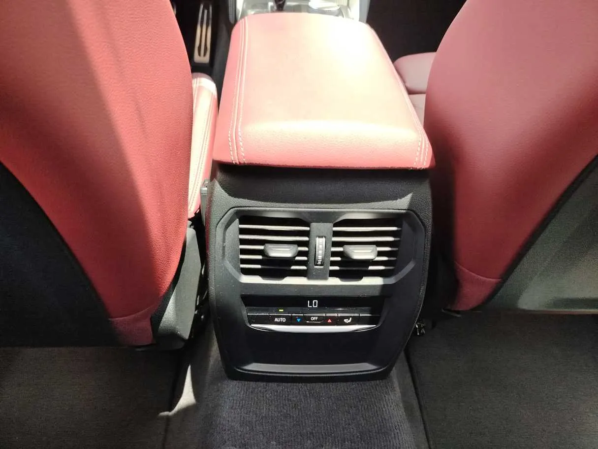 Car image 34