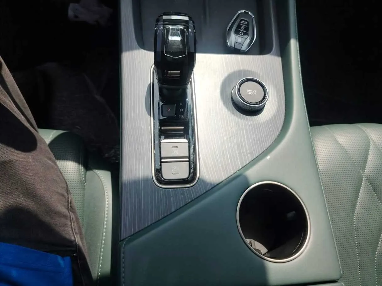 Car image 25