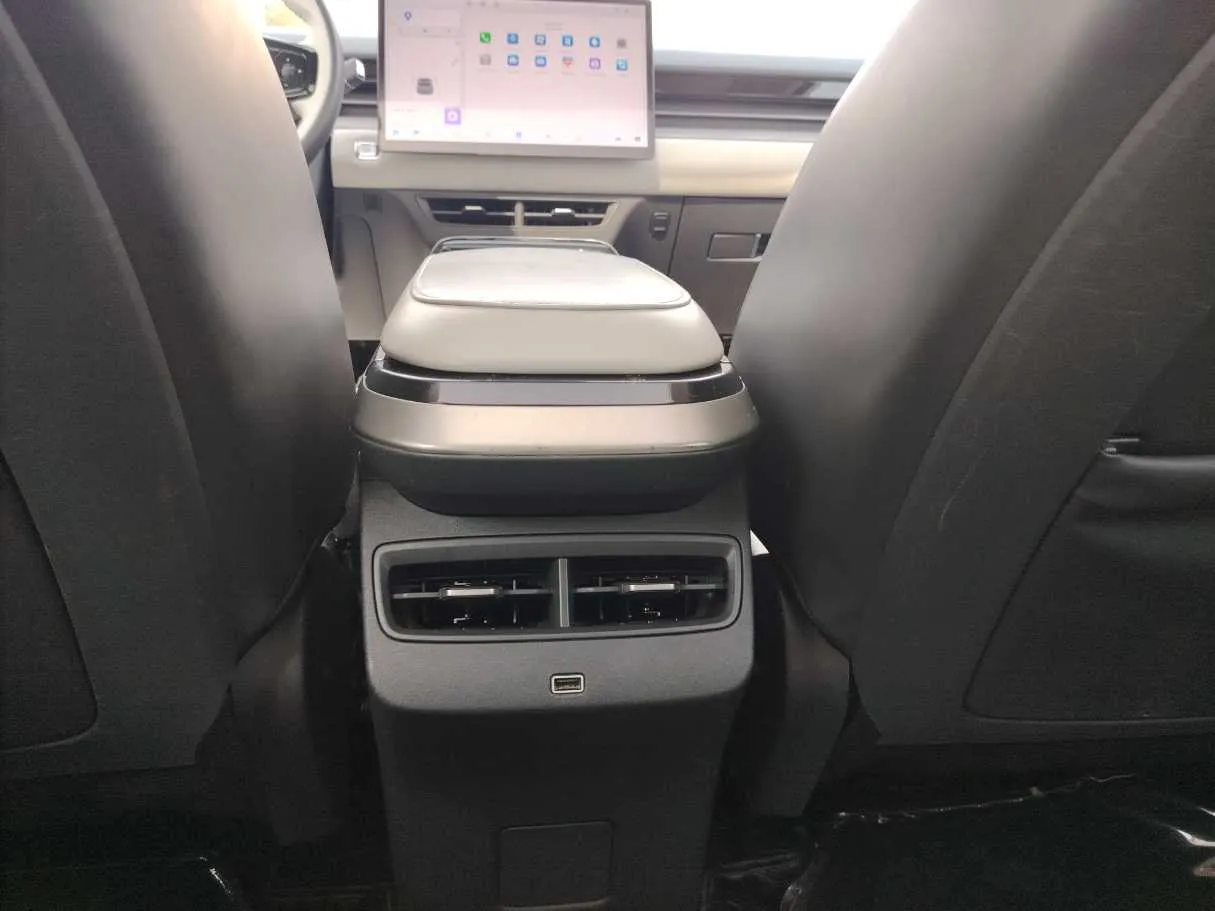 Car image 32