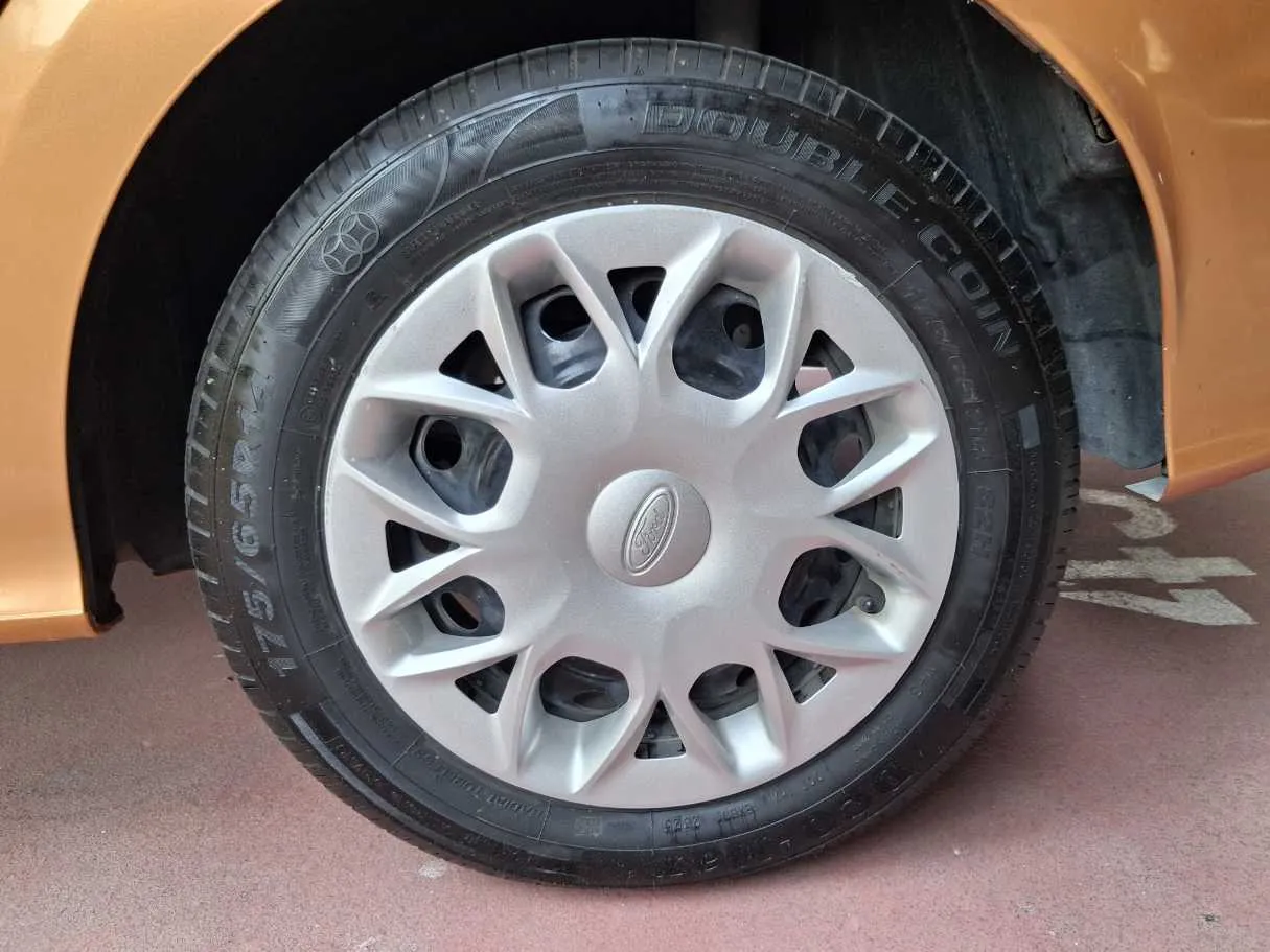 Car image 9