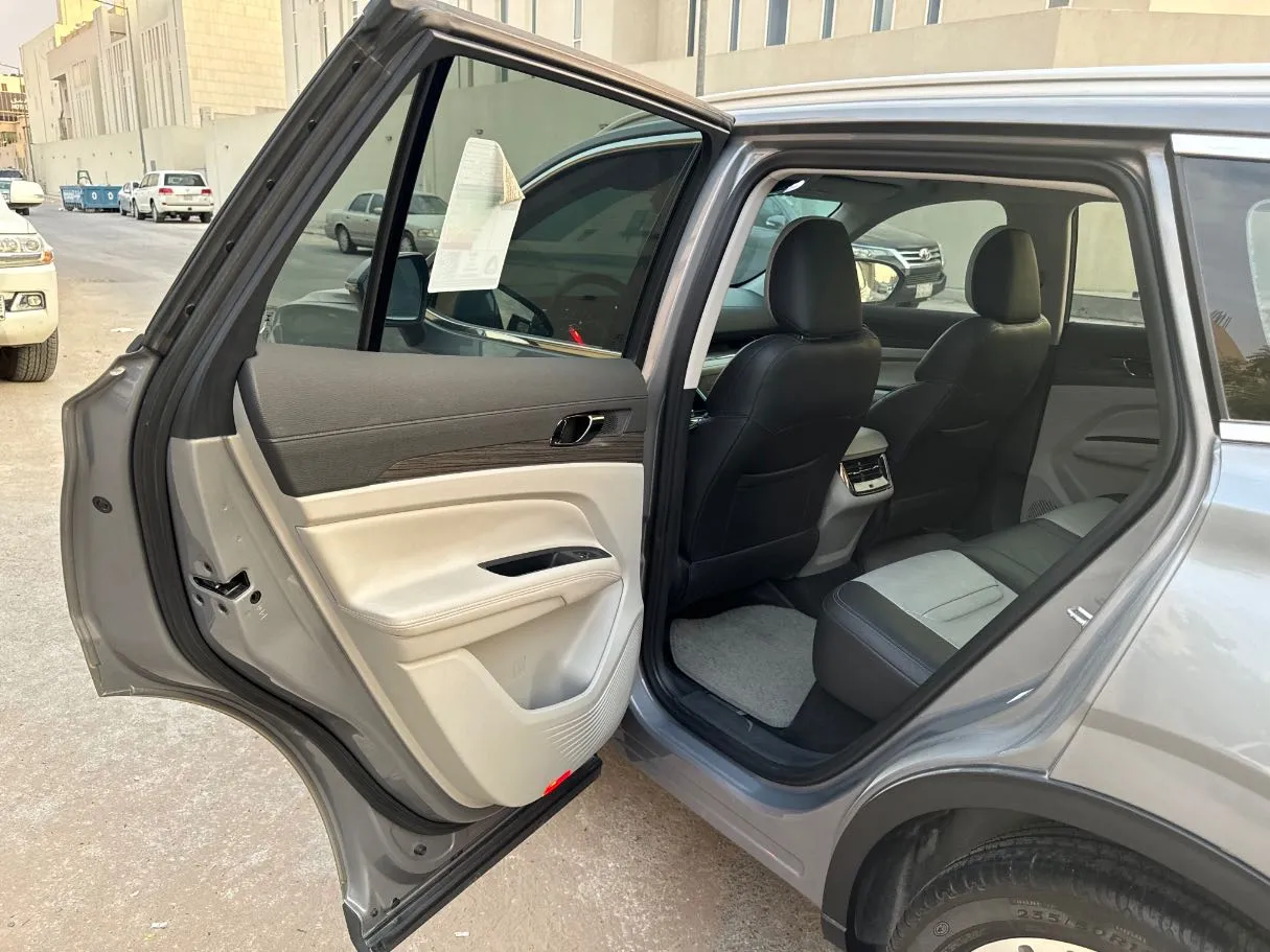 Car image 13