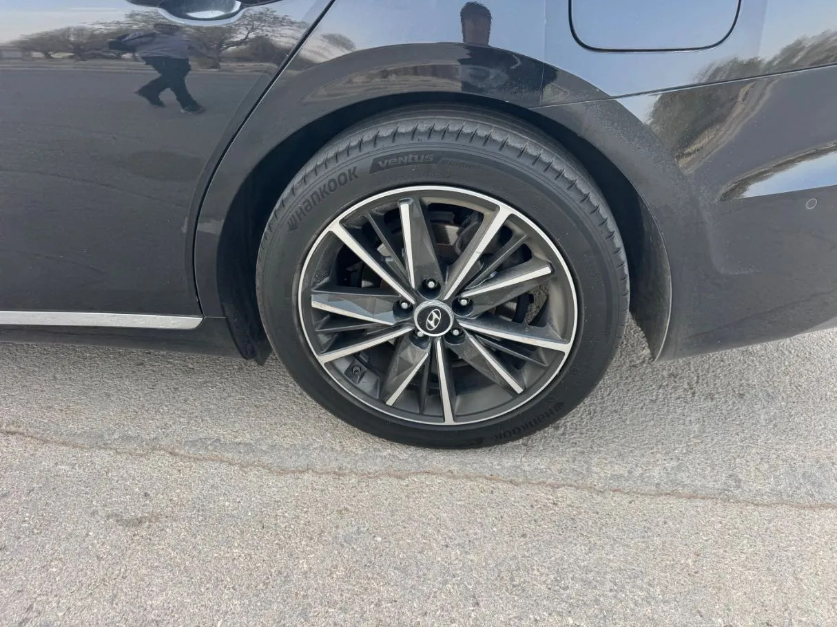Car image 9