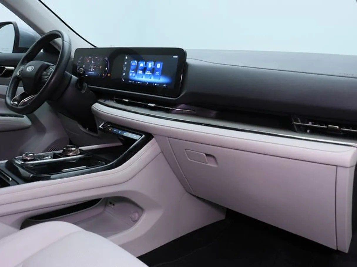 Car image 10