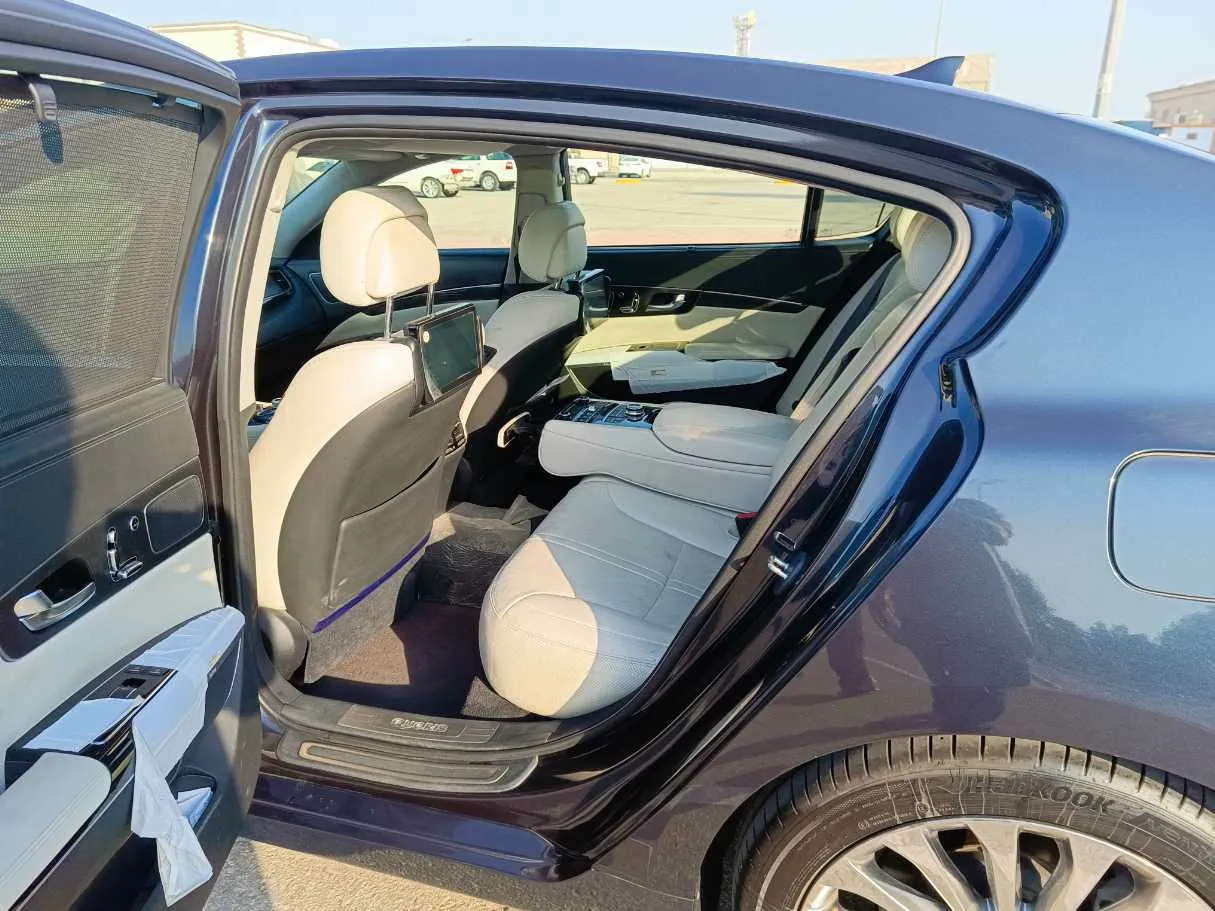 Car image 17