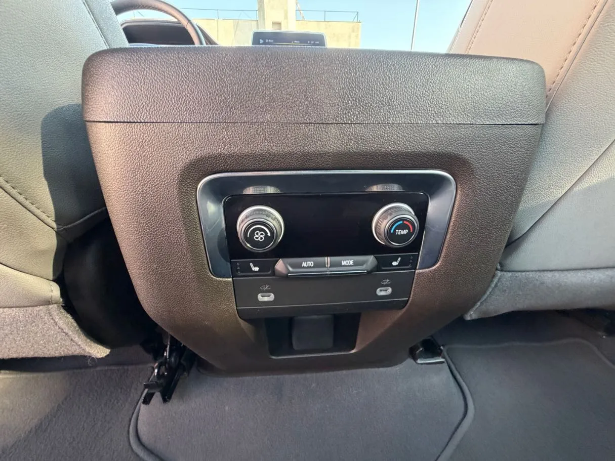 Car image 27