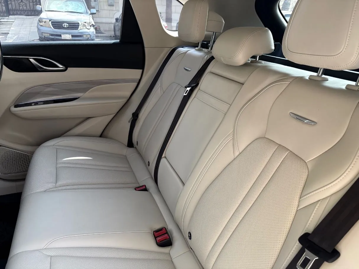 Car image 16