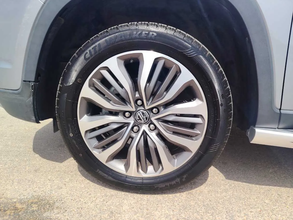 Car image 10