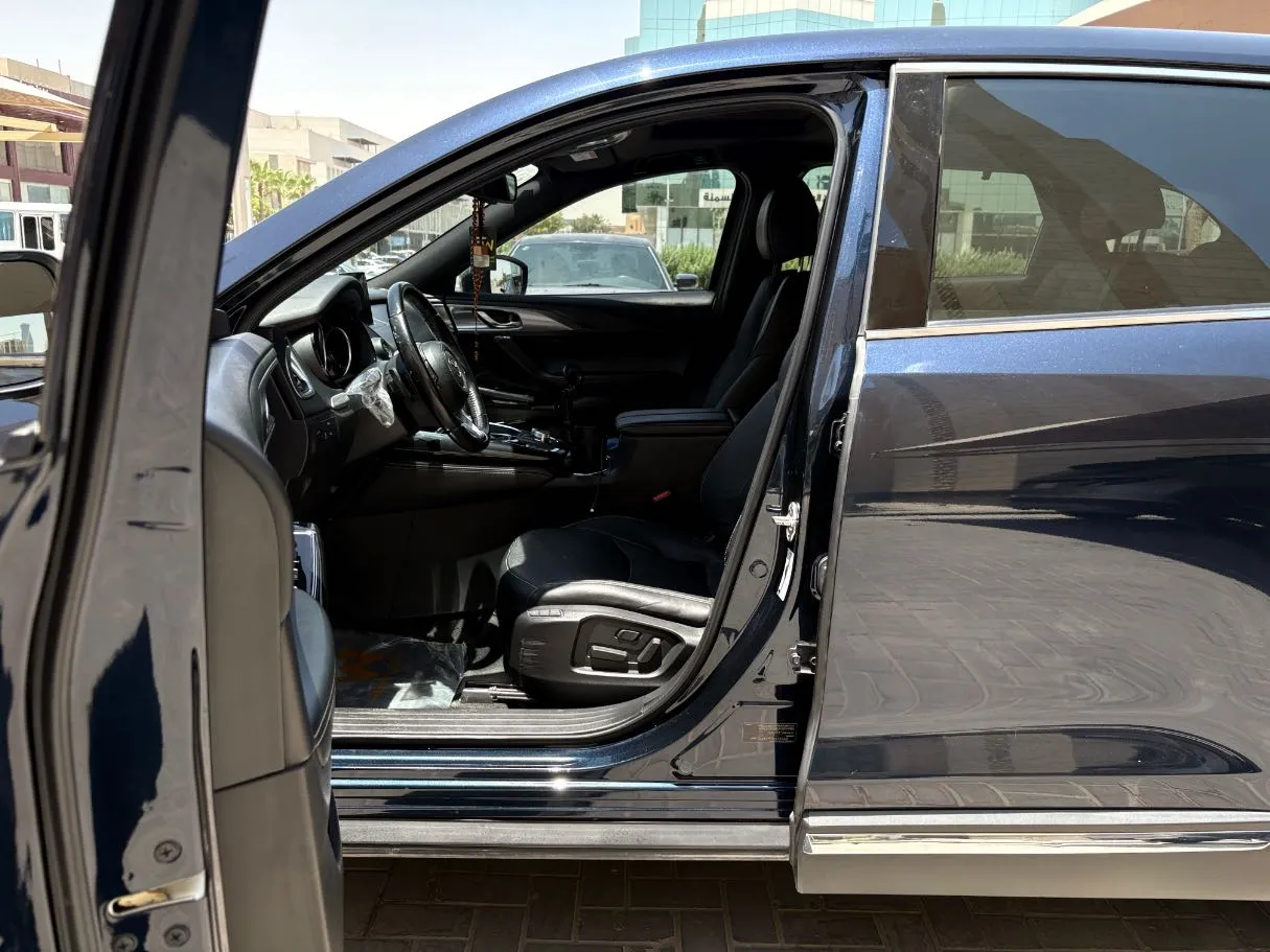 Car image 12