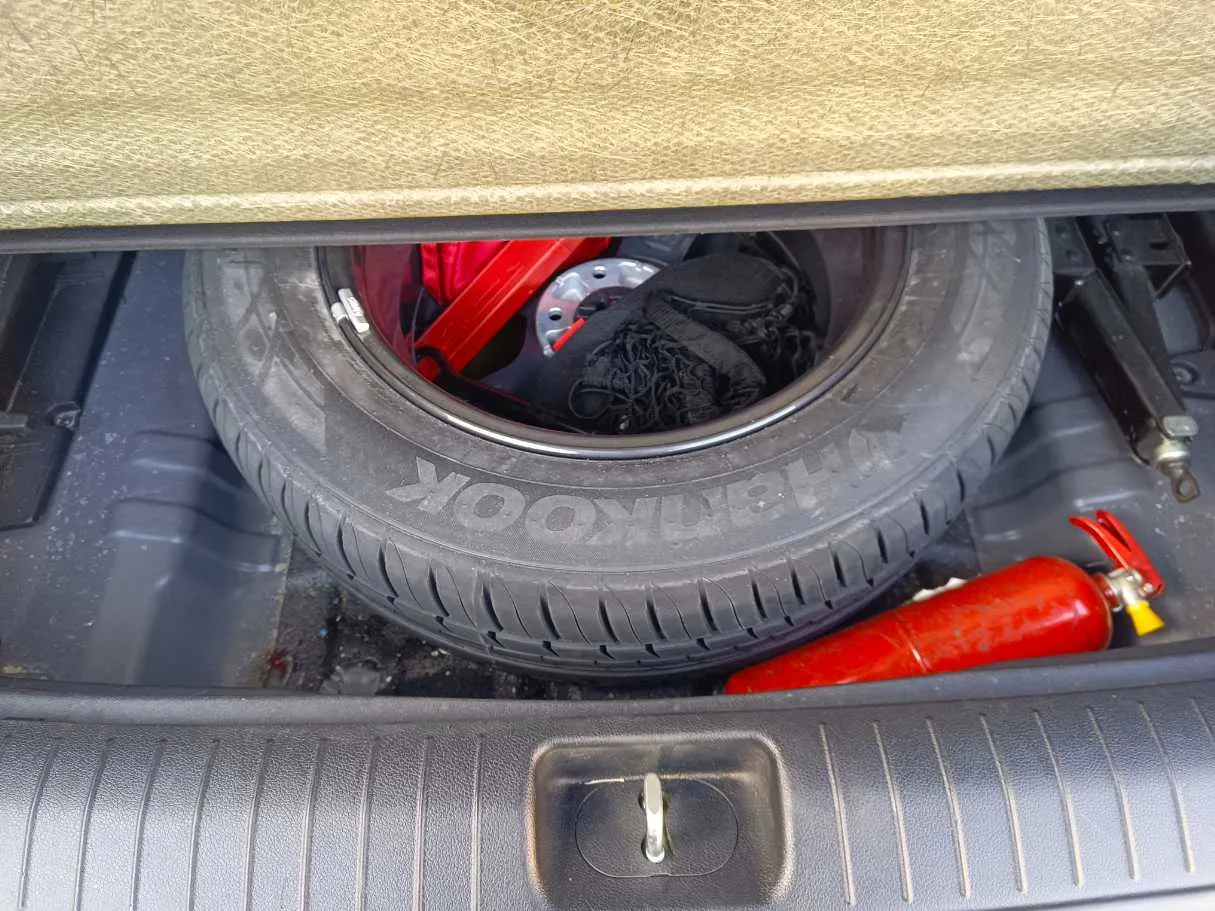 Car image 30