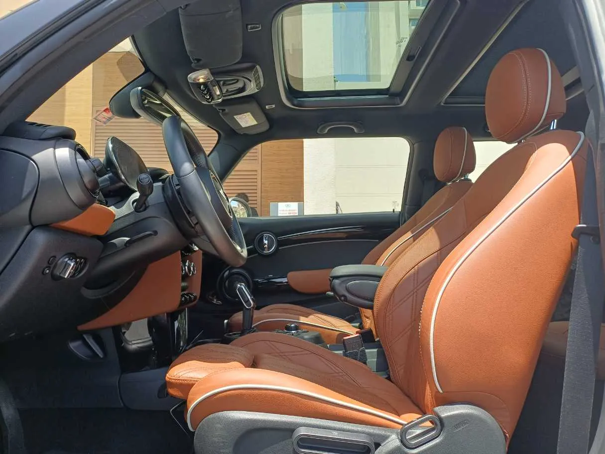 Car image 12