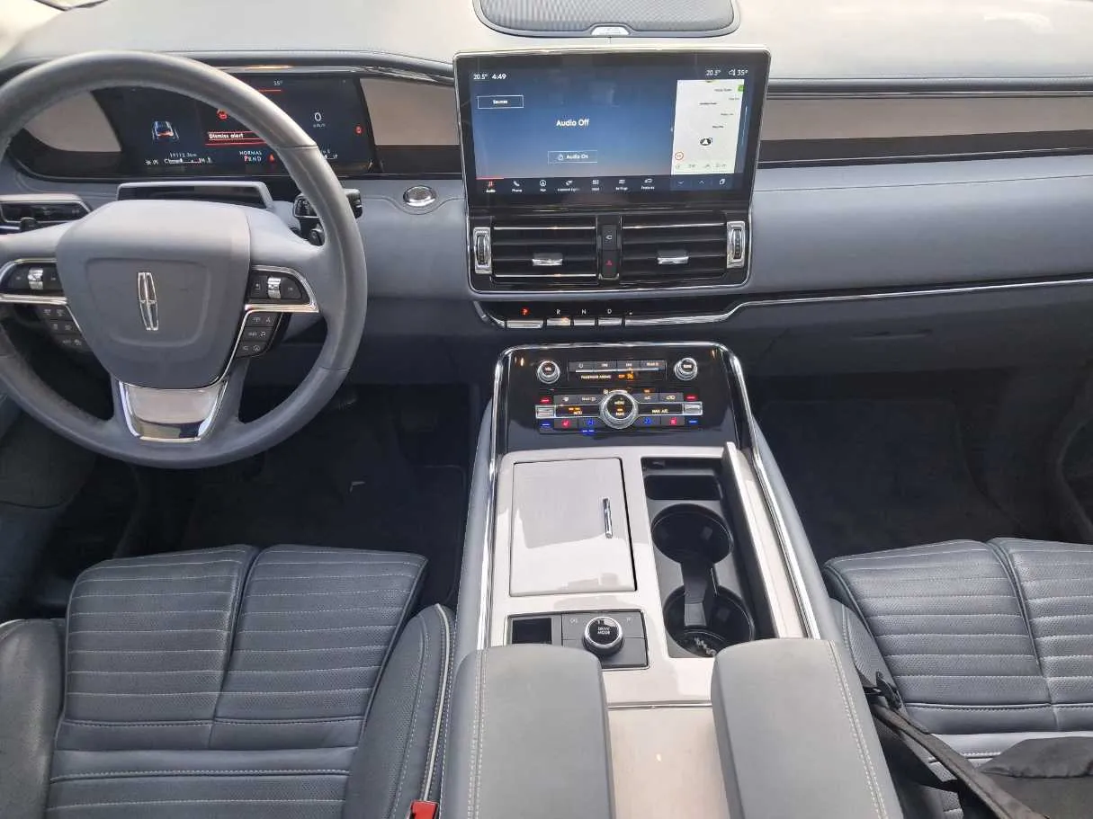 Car image 16