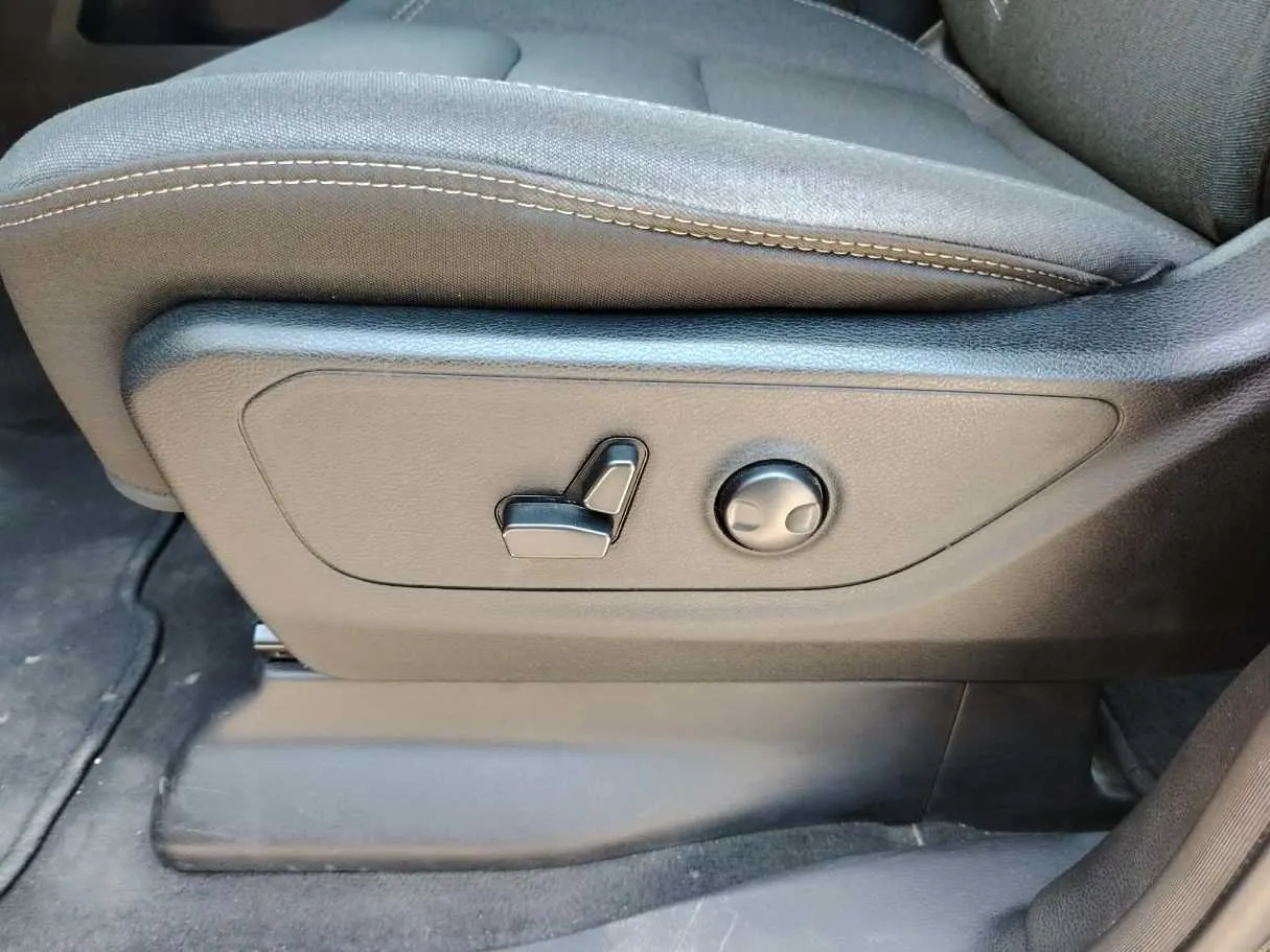 Car image 37
