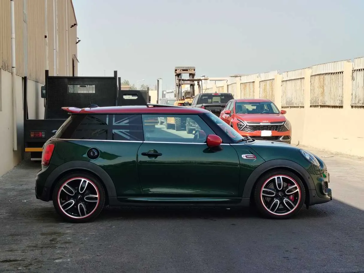 Car image 4