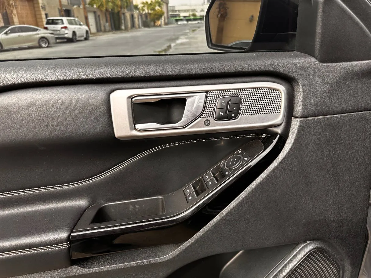 Car image 33