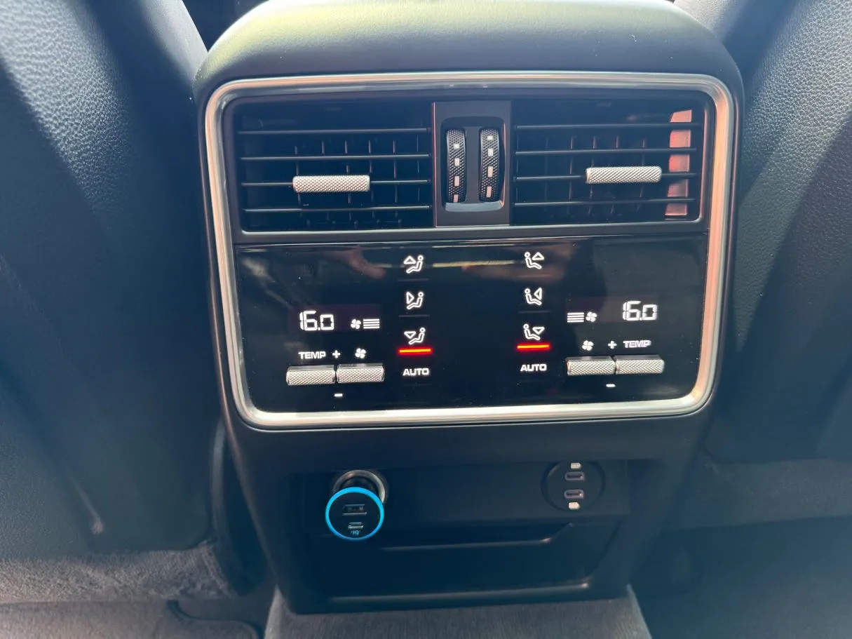 Car image 25