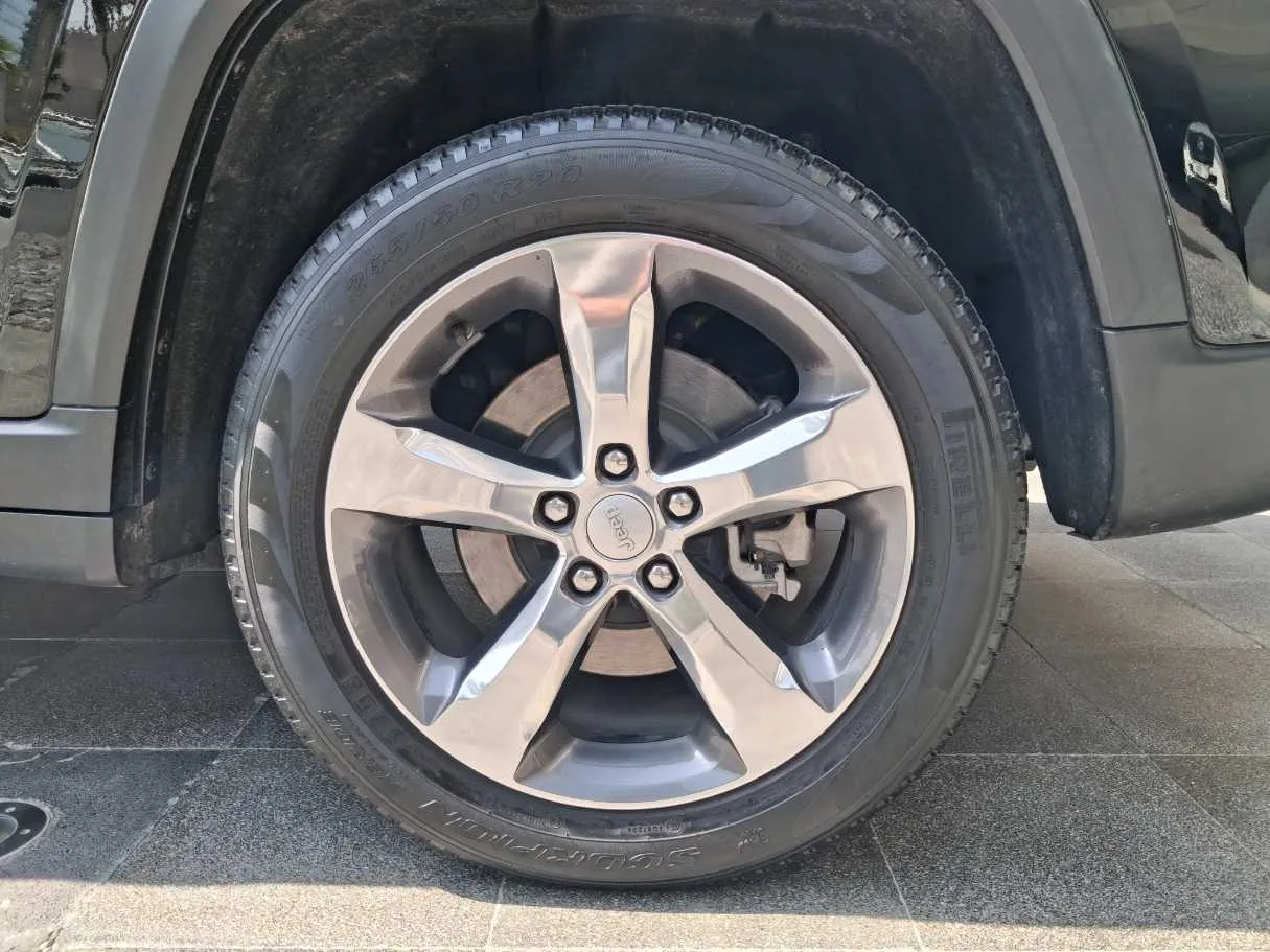 Car image 9