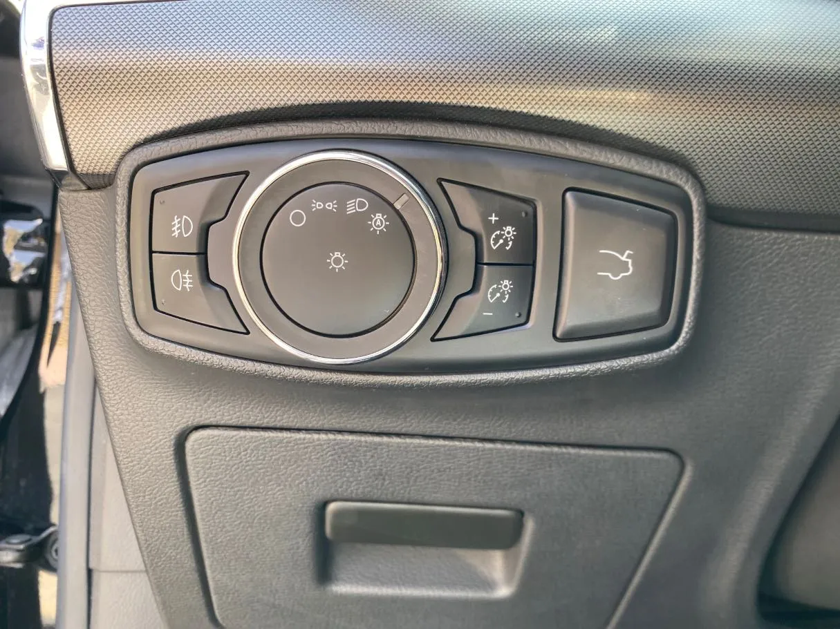 Car image 25