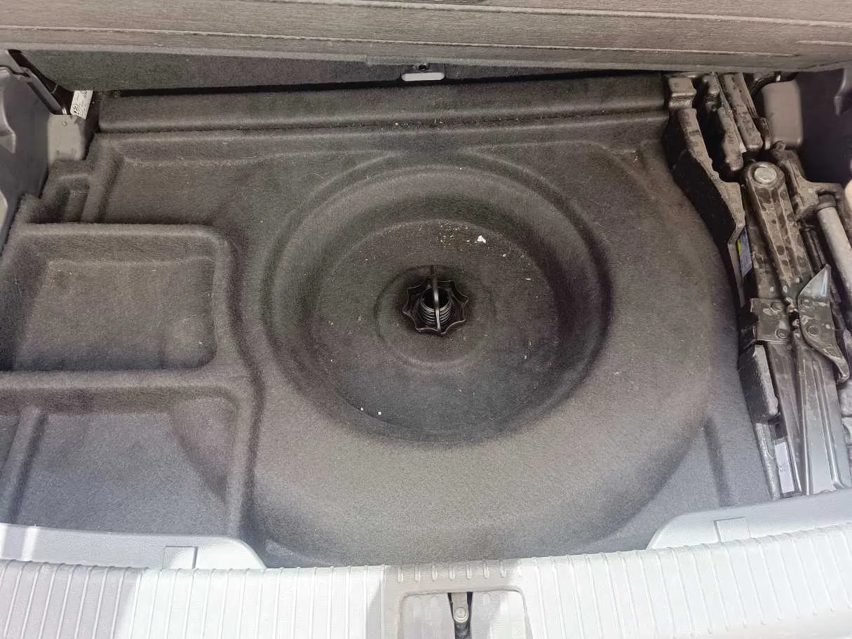 Car image 30