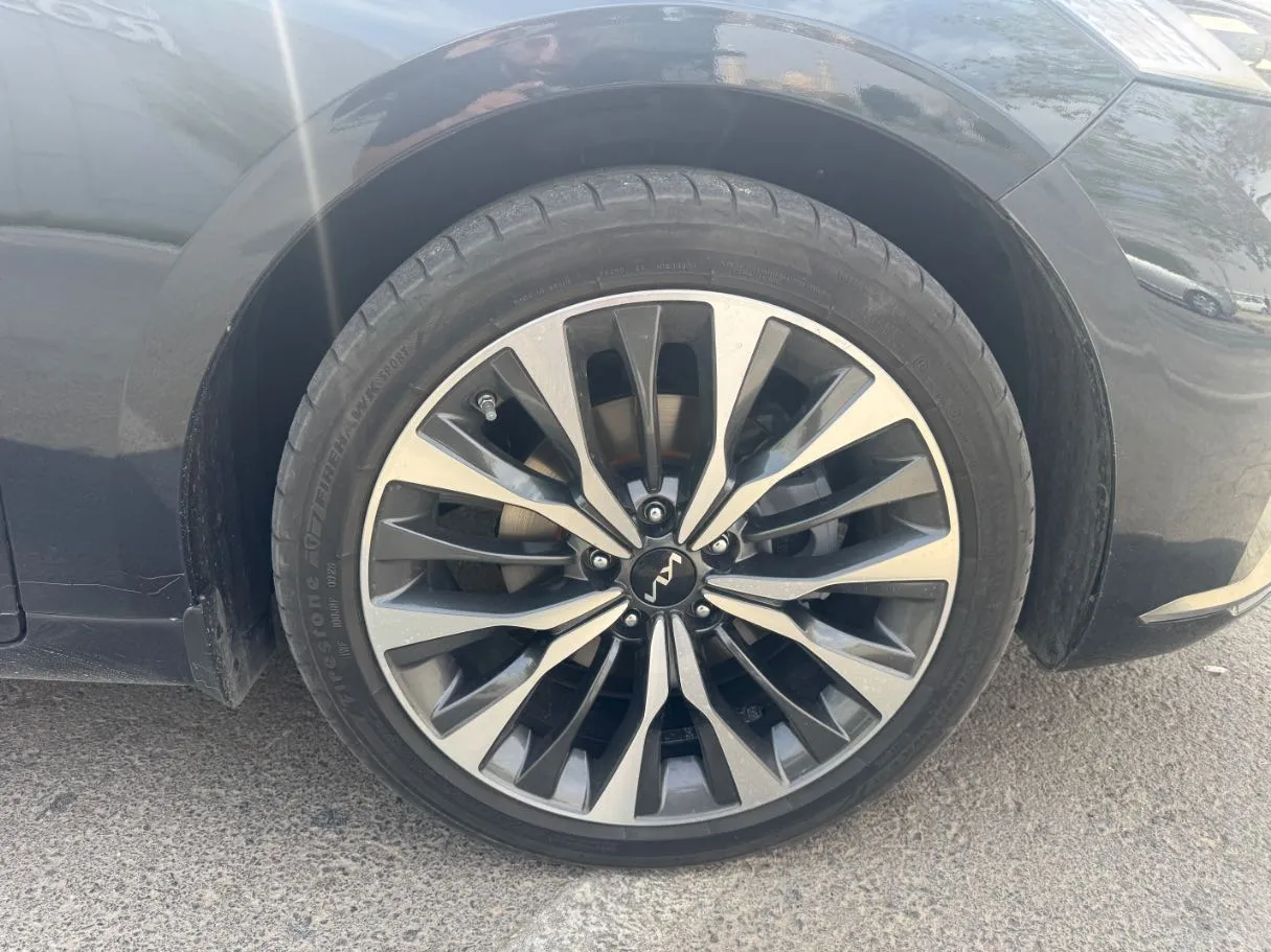 Car image 9