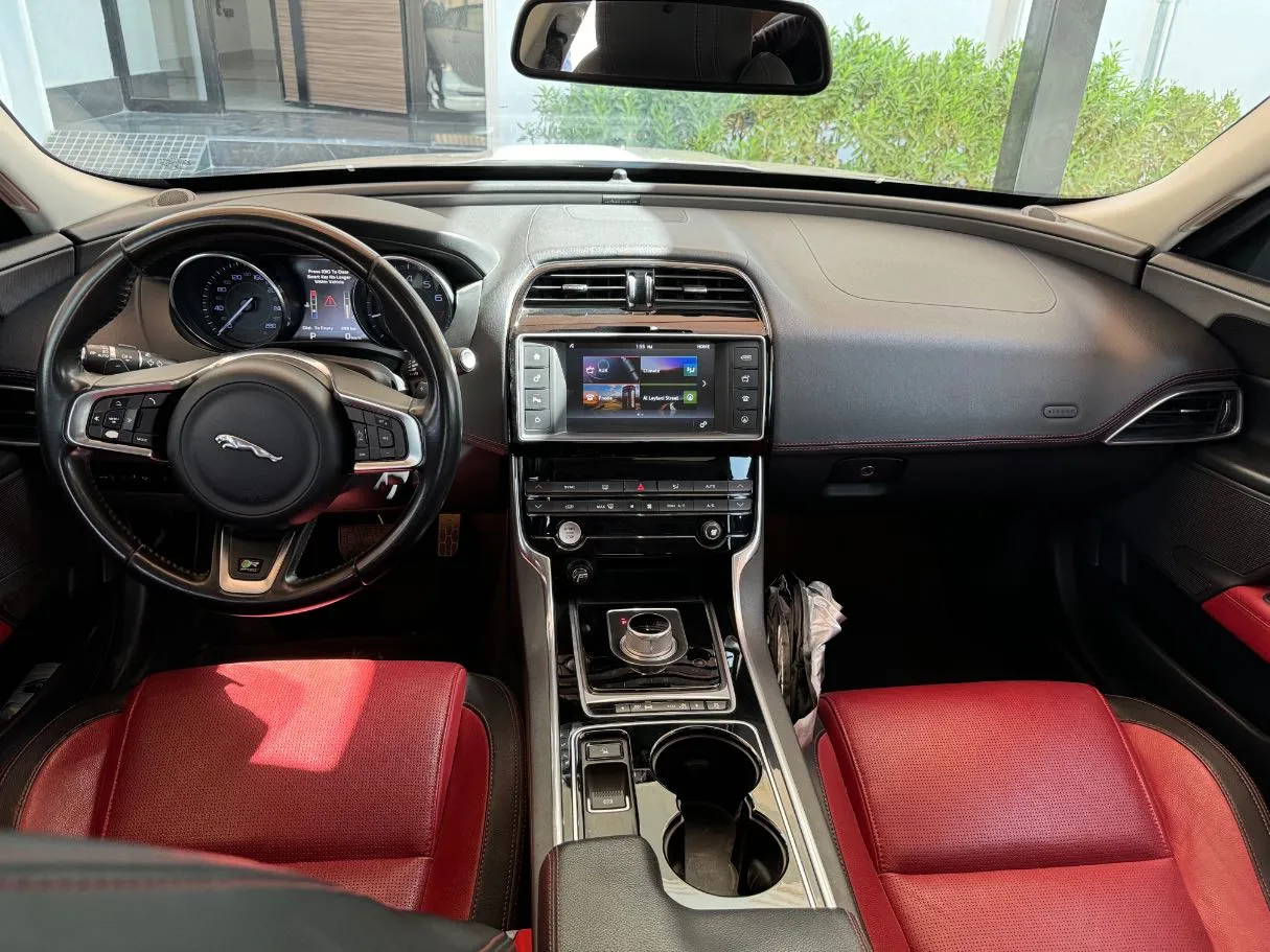 Car image 15