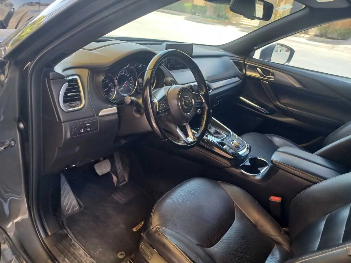 Car image 12