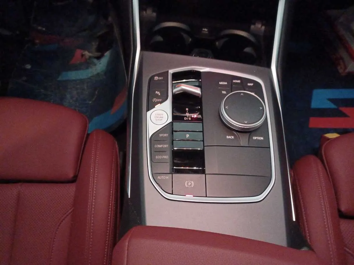 Car image 14