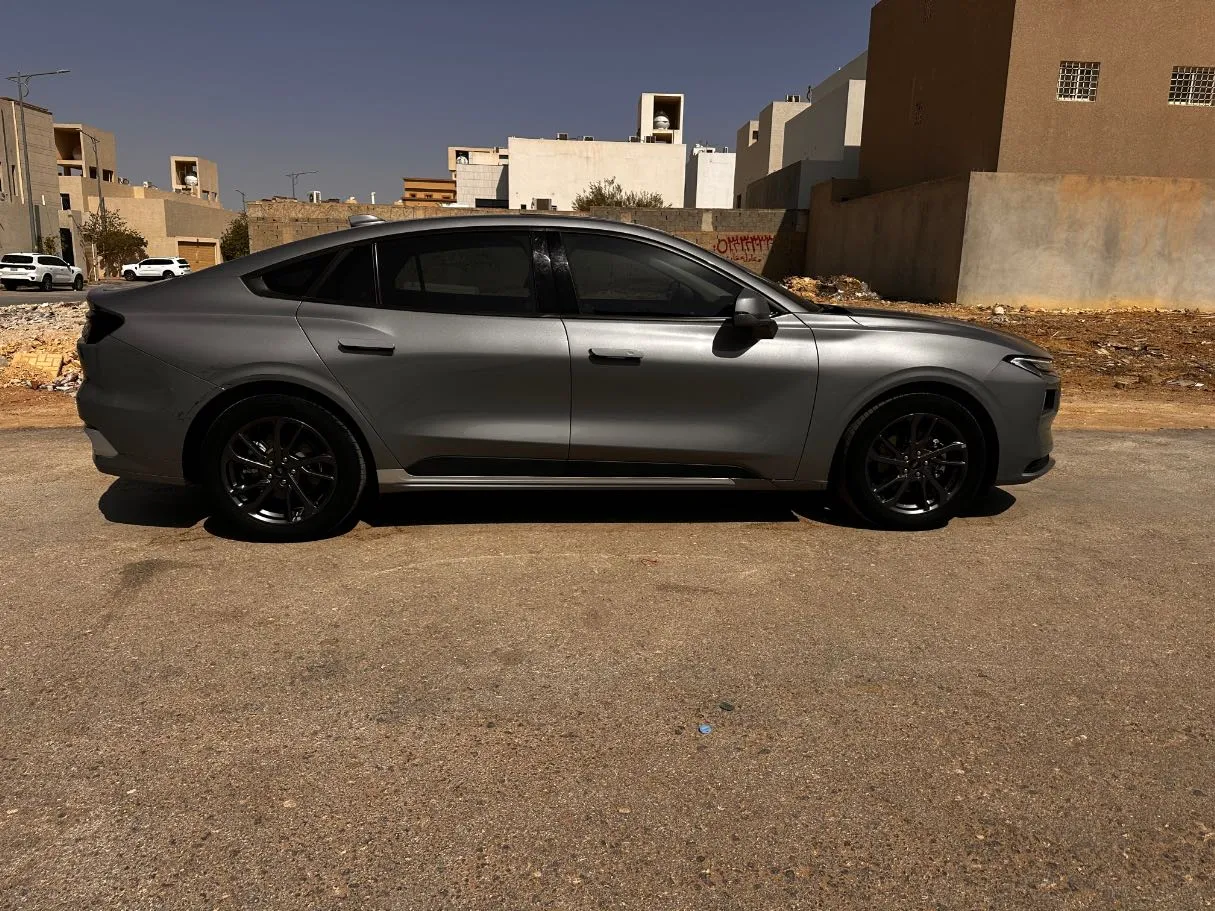 Car image 4